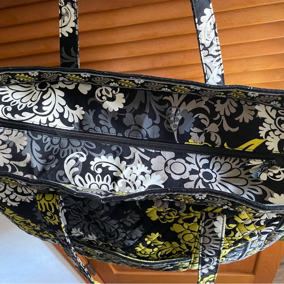 Vera Bradley Large Tote Bag with zipper closure. Lots of pockets! - Picture 4 of 6